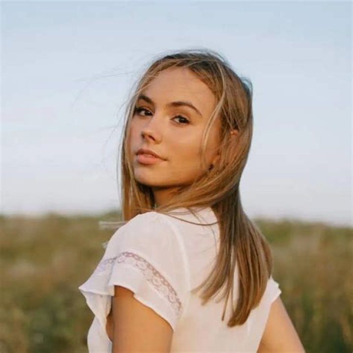 Alex French Biography: Age, Height, Boyfriend, Parcast, TikTok, Net Worth, Birthday, Instagram, Journalist, Musician, Animal, Wikipedia, College