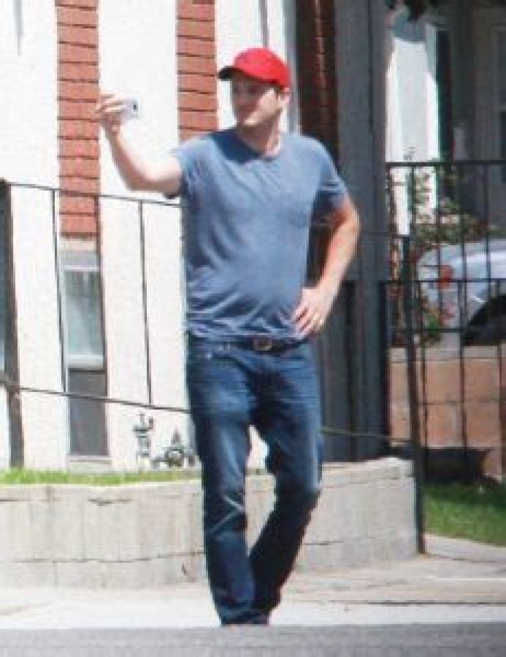 Ashton Kutcher Displays Dad Bod in New Photos: Gains Sympathy Weight For Mila Kunis Pregnancy