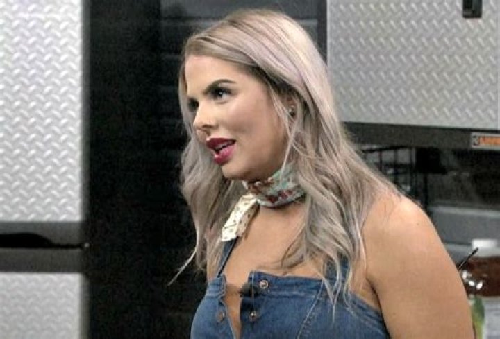 Big Brother 19 Spoilers: Elena Davies Responds To Social Media Backlash After Racist and Fat-Shaming Tweets Revealed