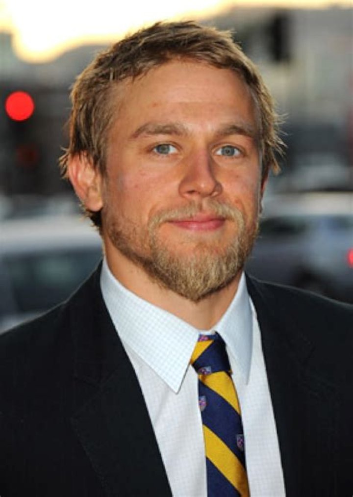Charlie Hunnam Taille Archives - Médias Célèbres