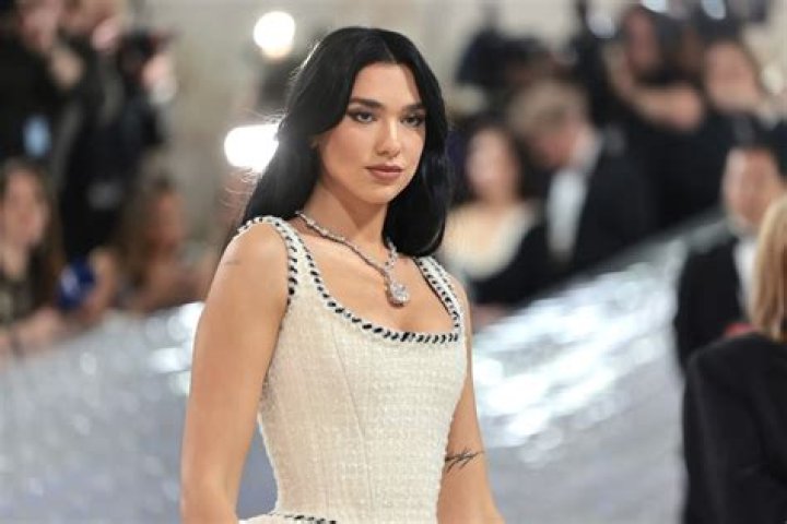 Dua Lipa Biography: Net Worth, Age, Real Name, Boyfriends, Instagram, Wiki, Songs, Albums, Sibling