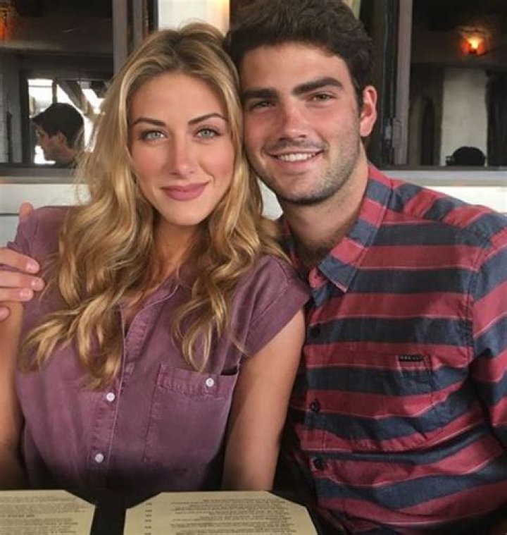 Know About Perry Mattfeld; Height, Age, Boyfriend, TV Shows, Instagram