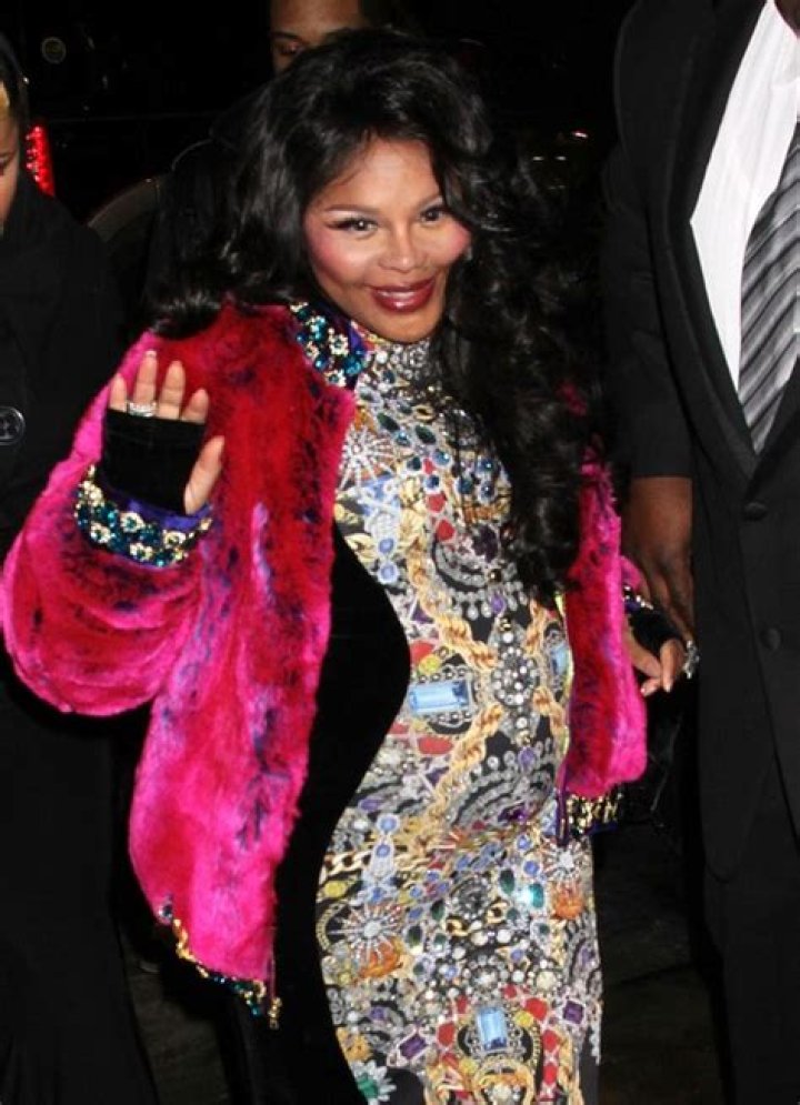 Lil’ Kim Pregnant with Baby Bump (PHOTOS)