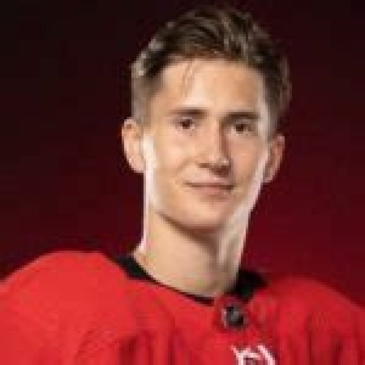 Martin Necas Wiki; Dating, NHL Draft, Family, Height & Facts
